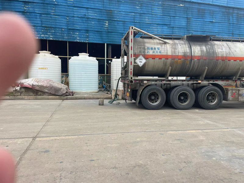 Titanium tetrachloride loading and unloading truck