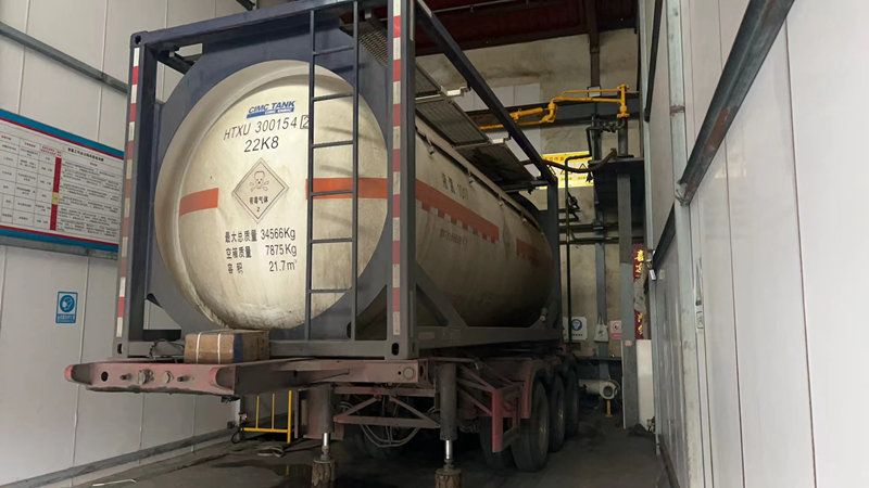 Liquid chlorine loading and unloading truck