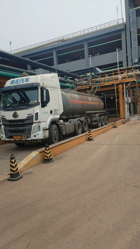 Titanium tetrachloride loading and unloading truck